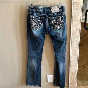 Medium wash size 28 boot cut. Miss me jeans 34 inch inseam white leather pockets